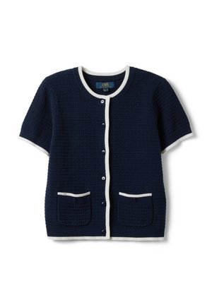 Marineblauwe cardigan met korte mouwen en witte afwerking, knoopsluiting, getextureerde breiwerk en twee voorkantzakken met knoopdetails.