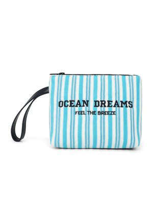 Kleine rechteckige Handgelenktasche mit blauen und weißen vertikalen Streifen und schwarzem Text "OCEAN DREAMS FEEL THE BREEZE" auf der Vorderseite.