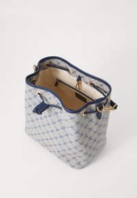 Borsa tote in tela beige con un motivo a ventaglio blu, rifiniture in pelle e dettagli in oro. Parte superiore aperta che rivela un interno beige con una tasca con zip.