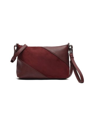 Kestenjasto kožni i zamšasti crossbody torba s dijagonalnim dizajnom panela, zatvaranjem na patentni zatvarač i odvojivim remenom. Glatke i teksturirane površine.