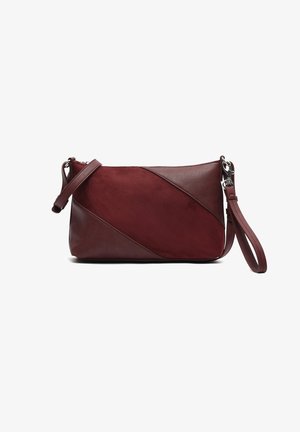 Borsa a tracolla in pelle e camoscio bordeaux con design a pannello diagonale, chiusura con zip e tracolla staccabile. Superfici lisce e texturizzate.