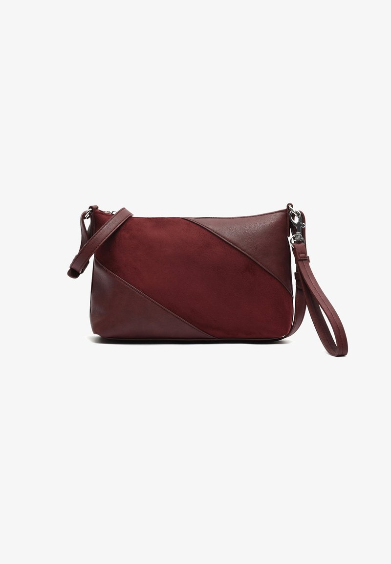Kestenjasto kožni i zamšasti crossbody torba s dijagonalnim dizajnom panela, zatvaranjem na patentni zatvarač i odvojivim remenom. Glatke i teksturirane površine.