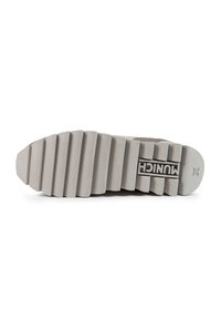 Suola di sneaker grigio chiaro con motivo rigato, caratterizzata da un logo e un tallone pronunciato. Materiale in gomma durevole progettato per la trazione e il comfort.