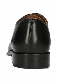 Scarpa da uomo in pelle nera con finitura liscia, punta rotonda e tacco basso impilato. Presenta un sottile dettaglio di cucitura sul retro.