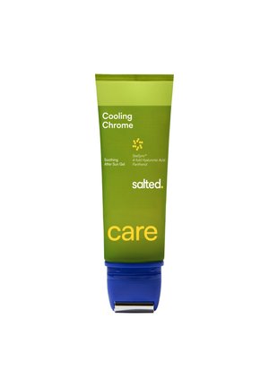 Grüne Tube des Cooling Chrome kühlenden und beruhigenden After-Sun-Gels mit blauem Roll-On-Applikator und Text, der Hyaluronsäure und Panthenol hervorhebt.