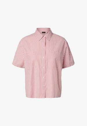 Rövid ujjú, gombos ing, rózsaszín és fehér függőleges csíkokkal és hegyes gallérral, fehér háttéren bemutatva.