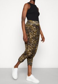 Cream Pantaloni - khaki
