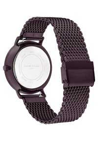 Paarse metalen gaas horloge met een ronde kast, roestvrijstalen achterkant en een veilige sluiting. Bevat een slank ontwerp en een gestructureerde band voor comfort.