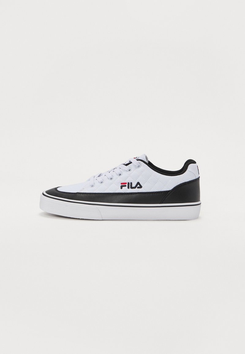 Sneaker bianca in tela con dettagli neri, caratterizzata da un design trapuntato, punta rotonda, chiusura con lacci e suola in gomma con una striscia a contrasto.