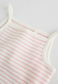 Csíkos ujjatlan felső puha pamutból, világos rózsaszín és fehér csíkokkal, bordázott szegélyekkel és vékony pántokkal a testhez simuló kialakításért.