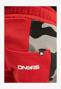 Unselected, red