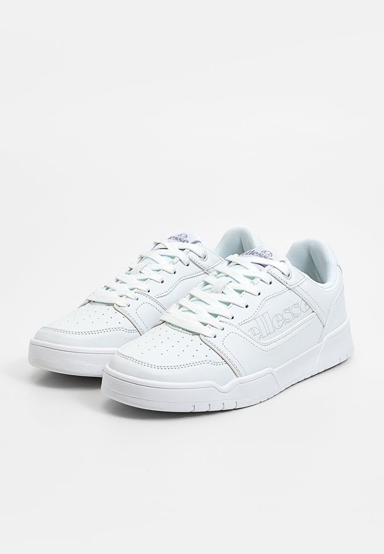 Weiße Ledersneaker mit einem Low-Top-Design, durchbrochenen Details und einer strukturierten Gummisohle mit einem dezenten Logo an der Seite.