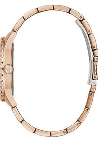 Montre en métal doré rose avec un cadran rectangulaire, un bracelet à maillons et une lunette texturée. Comprend un fermoir en ton argent sur le bracelet.