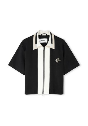 Chemise noire à manches courtes avec une bande blanche à l'avant, fermeture à zip et col rehaussé de beige. Présente un logo brodé.