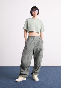 Nike Sportswear CROP TEE - Paprasti marškinėliai - jade horizon