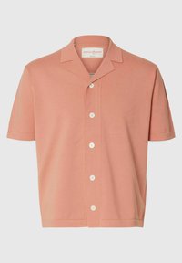 Kortærmet, lakserød skjorte med knapper og notch-krave, samt hvide knapper, vist på en ensfarvet baggrund.