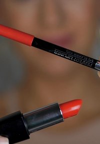 IsaDora PERFECT MOISTURE LIPSTICK REFILL - Barra de labios - red rouge