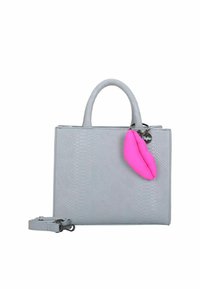 Borsa in finta pelle di serpente grigia con manici arrotondati, charm a forma di labbra rosa removibile e tracolla regolabile. Texture liscia e design strutturato.