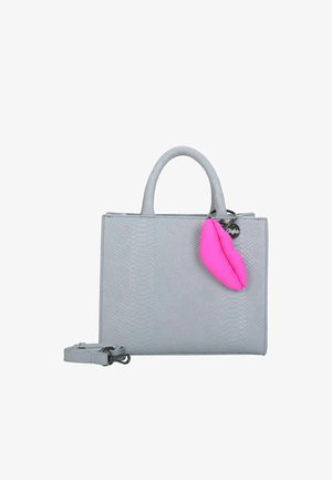 Borsa in finta pelle di serpente grigia con manici arrotondati, charm a forma di labbra rosa removibile e tracolla regolabile. Texture liscia e design strutturato.