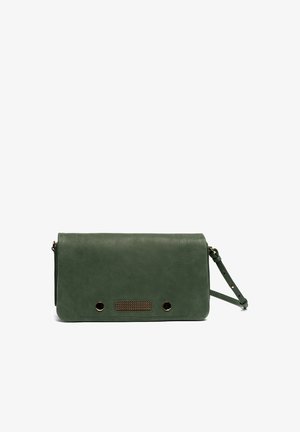 Sac à bandoulière en cuir vert avec une forme rectangulaire plate. Présente des accents en matériel doré et un panneau avant texturé. Bandoulière réglable.