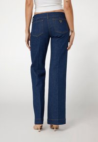 Guess CATENE - Flared-farkut - blu