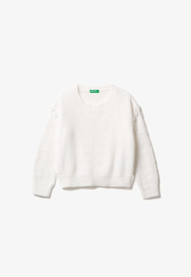Bílý svetr s pleteným vzorem, kulatým výstřihem, dlouhými rukávy a zkráceným lemem, s texturovanými detaily po celém povrchu.