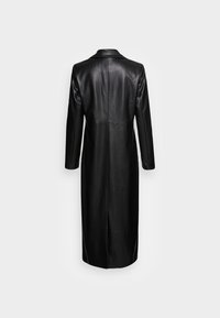 Czarny skórzany płaszcz o długiej, prostej sylwetce. Posiada kołnierz, długie rękawy i wentylację z tyłu na środku. Gładka tekstura z minimalnymi detalami.