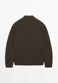 Maglione a coste di un verde oliva scuro con colletto e maniche lunghe, caratterizzato da cuciture laterali e una finitura testurizzata.