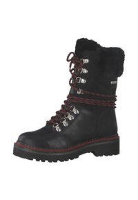 Botas de cuero negro con cordones y un cuello de piel sintética, ojetes de metal y cordones rojos. Cuenta con una suela gruesa negra y detalles de costura roja.