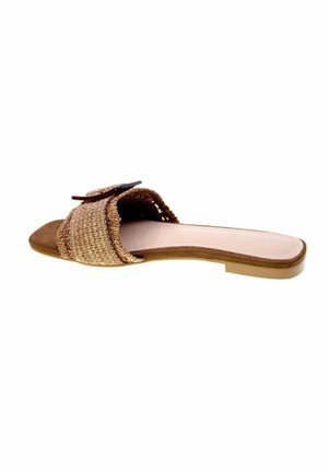Sandalo piatto aperto con cinturino intrecciato marrone chiaro e fibbia decorativa, soletta beige e tacco basso impilato.