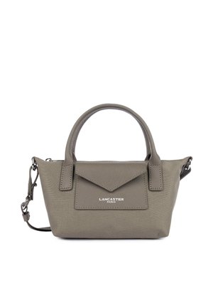 Petit sac à main gris avec deux poignées, une poche avant à rabat et une bandoulière détachable, étiqueté Lancaster Paris.