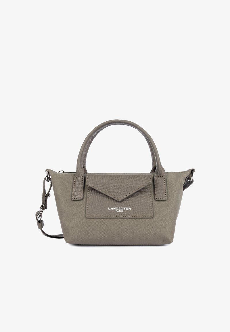 Petit sac à main gris avec deux poignées, une poche avant à rabat et une bandoulière détachable, étiqueté Lancaster Paris.