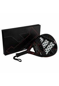 Padel racket met een zwart en rood ontwerp, een gestructureerde grip, een groot geperforeerd slagoppervlak en een slanke, ronde vorm. Inclusief een zwarte doos.