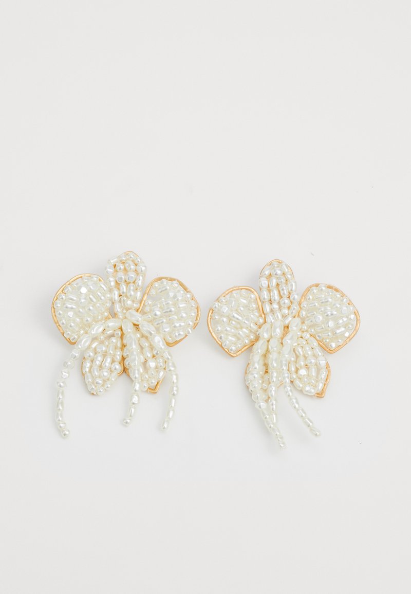 Náušnice ve tvaru květin z perel se zlatými akcenty. Každý okvětní lístek má malé, kulaté perly uspořádané do květinového vzoru, s jemnými perlami na závěsu.