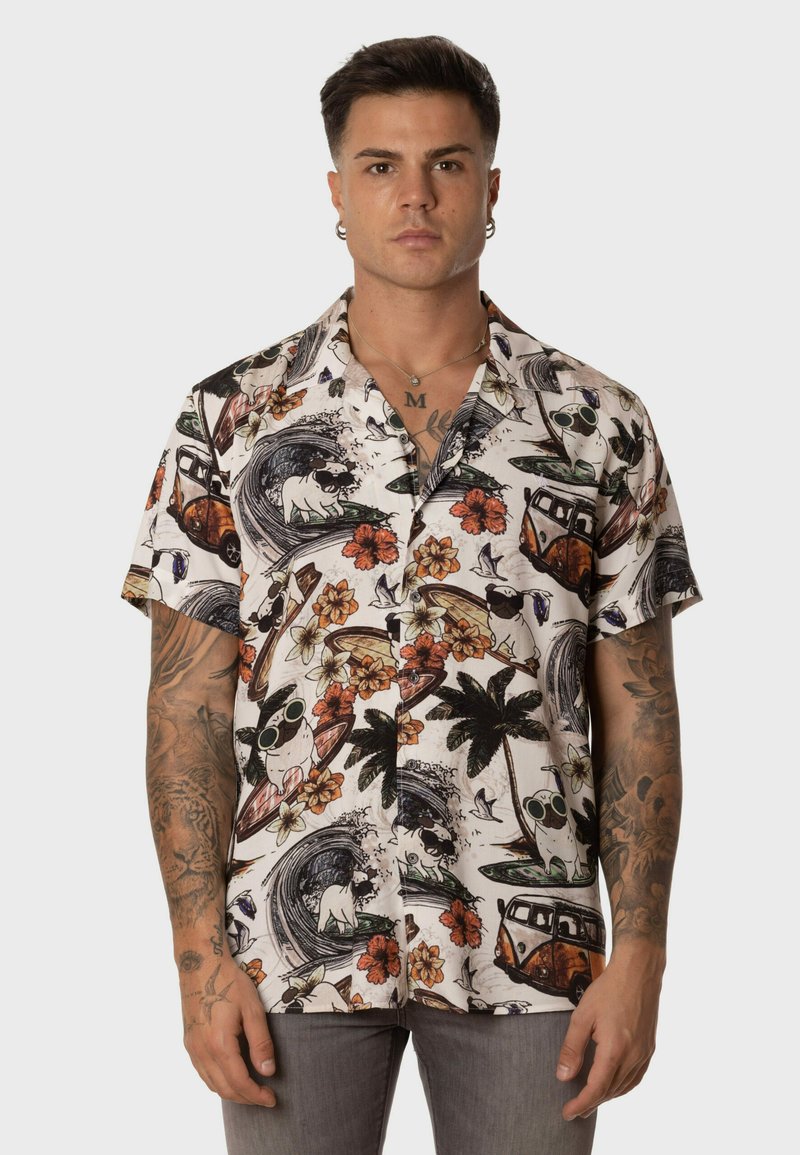 Camisa de manga corta, con botones, hecha de una tela ligera que presenta un colorido patrón tropical con olas, flores y tablas de surf. Acentos en blanco y negro.