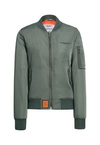 Oliven grøn bomberjakke lavet af glat, letvægtsstof. Har en ribbet krave, manchetter og talje, med en orange indvendig foring og en lomme på armen.