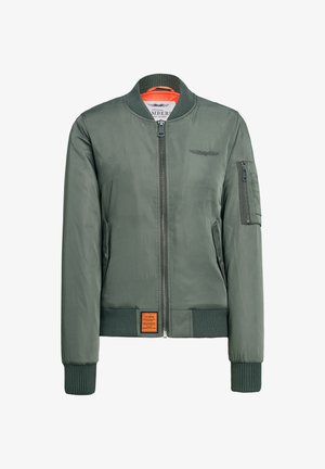 Olivenfarbene Bomberjacke aus glattem, leichtem Material. Verfügt über einen gerippten Kragen, Bündchen und Saum, mit einem orangen Innenfutter und einer Armtasche.
