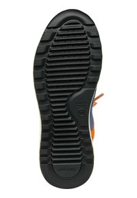 Semelle de chaussure en caoutchouc noir avec des rainures et des ridges horizontales ; présente une empreinte de logo et une section avec un motif en relief.