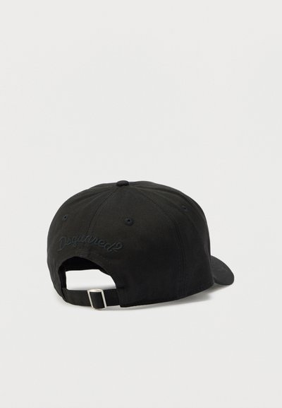 Svart keps med justerbar rem och en sydd logotyp på baksidan. Tillverkad av texturerat tyg med en böjd skärmdesign.