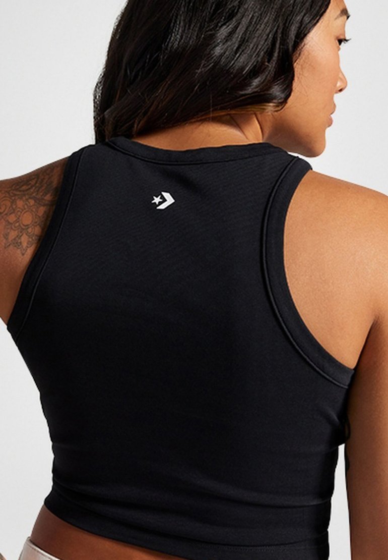 Top deportivo negro de ajuste ceñido, con escote redondo y tirantes anchos. Presenta un pequeño logo blanco en la parte superior de la espalda.