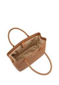 Sac fourre-tout en cuir marron avec doubles poignées, doté d'un intérieur beige, d'une poche zippée et d'un logo sur le devant.