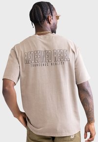 Redefined Rebel MEMPHIS TEE - T-shirts med print - walnut