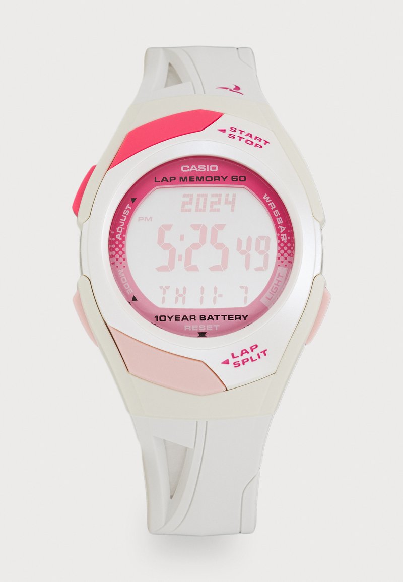Montre Casio numérique avec un boîtier blanc, des accents roses et un bracelet texturé. Présente un grand affichage indiquant l'heure et la date. Autonomie de batterie de dix ans.