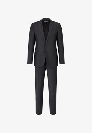 Ciemnoszary garnitur dwuczęściowy o dopasowanym kroju. Posiada klapy z wcięciem, zapięcie na pojedynczy guzik oraz fakturowaną tkaninę. Spodnie o prostych nogawkach.