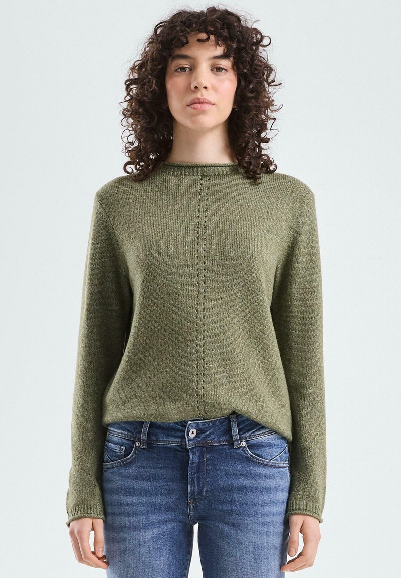 Olivengroen gebreid sweater met lange mouwen, geribbelde manchetten en een ronde hals. Heeft een verticale stiklijn in het midden.