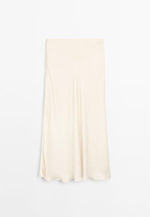 Jupe maxi en satin crème, avec une texture lisse, une silhouette évasée et un éclat subtil, présentant un design sans couture sans fermetures visibles.