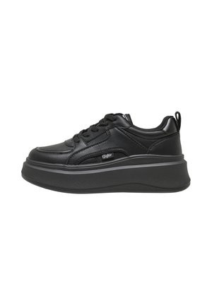Zapatilla plataformas negra con suela gruesa, cierre de cordones, cuello acolchado y pequeña etiqueta de marca en el lateral.