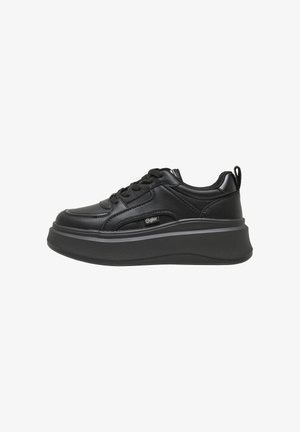 Zwarte platform sneaker met dikke zool, veters aan de voorkant, gewatteerde kraag en een klein merklabel aan de zijkant.