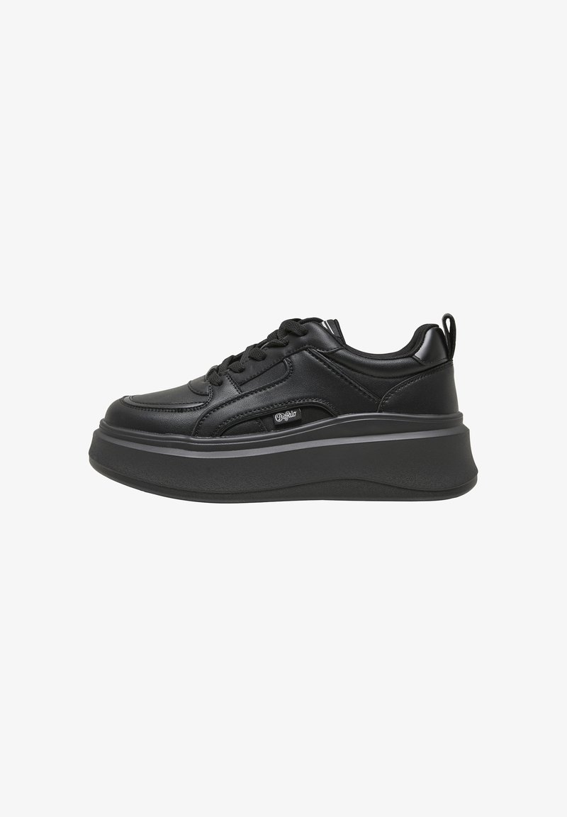 Baskets à plateforme noires avec semelle épaisse, fermeture à lacets à l'avant, col rembourré et petite étiquette de marque sur le côté.