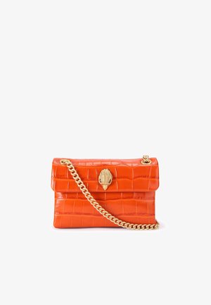 Sac à main en cuir embossé crocodile orange avec une chaîne en métal doré, doté d'un fermoir décoratif en forme de coquillage à l'avant.